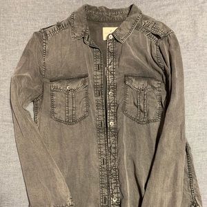 American Eagle Gray Button-Down Long Sleeve Shirt